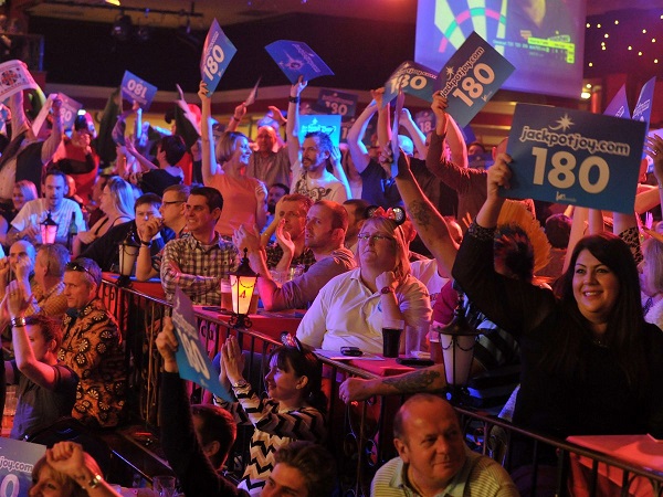 darts-crowd